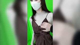 好有淑女气质小美女，还是个天然的无毛白虎女神，全程一只玉手封嘴，瘦瘦苗条的身材，好久没做爱了下面又太紧，没一会白浆冒出2