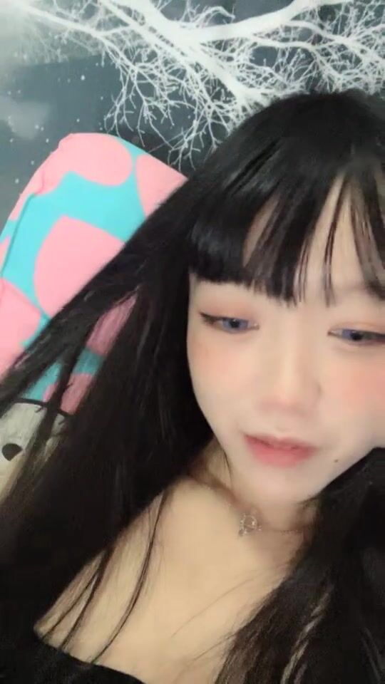 卡哇伊颜值美少女！脱下内裤无毛小骚逼！翘起屁股干净美穴，大黑牛震动，高潮呻吟搞得湿哒哒