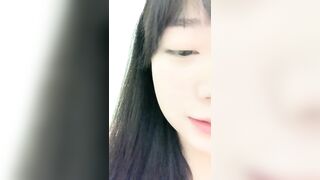 顶级颜值美少女【幼齿】收费房，外表清纯甜美，假屌插穴难得特写视角，换上情趣装，尺度放开超诱惑