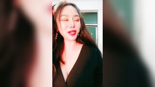 浓妆大眼骚货丰满巨乳白皙奶子，抓住男主的屌就爱不释手，闺蜜在帮辅助