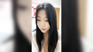 绿播女神下海！透视睡衣热舞！贫乳性感翘臀，对着镜头摇摆，黑丝袜张开双腿，多毛骚穴