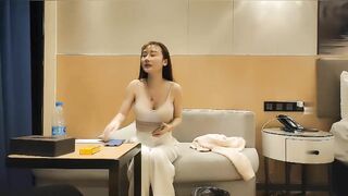 约会高颜值女神身材销魂极品啊 好深的乳沟白皙饱满挺翘 前凸后翘性感屁股骑乘跨坐鸡巴上套弄亲吻猛力操