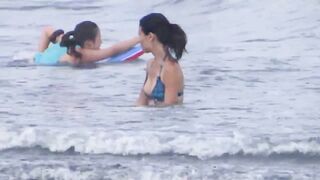 海里玩水的妹子 你也走点心 奶子跑都出来了还不知道