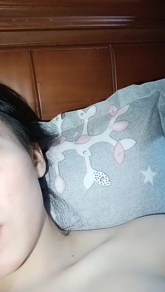 寂寞良家小孕妇深夜自己在家，奶子胀胀的骚逼痒痒的，陪狼友撩骚听指挥跳蛋自慰骚穴，特写展示流白浆真刺激