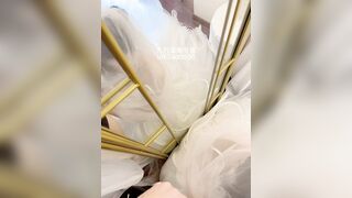 海角惊现反差婊『胡九万』粉丝定制私拍 穿婚纱被爆操正爽的时候 老师电话打过来被吓喷水 高清720P原档