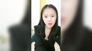 清纯女大小瑜，超清纯小学妹，不开美颜，脸蛋挺精致，三点全露挺粉