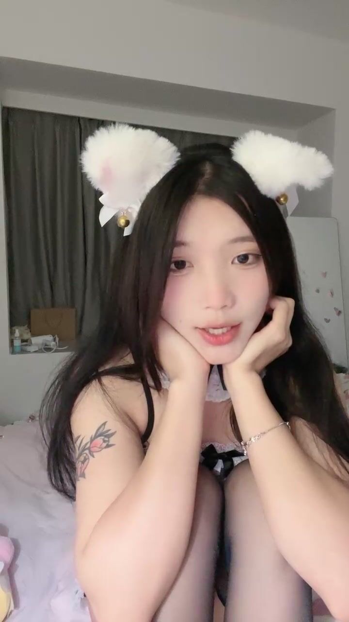 文静乖巧颜值美少女！情趣猫耳朵卡哇伊！收费房大尺度，扣弄紧致嫩穴，娇喘呻吟