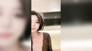 女神 乳房坚挺 圆润的屁股 粉嫩的美穴 约网友无套啪啪