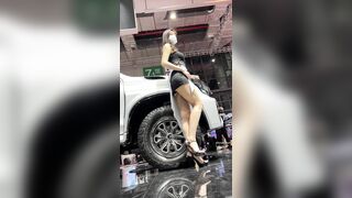 -车展现场一路跟踪抄底漂亮的美女职员和极品车模