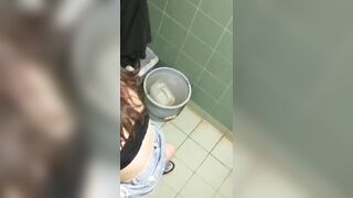 -KTV女厕偷拍一对饥渴的情侣在里面啪啪胆子真大