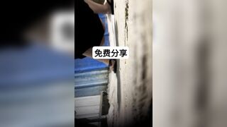 农村简易卫生间 偷拍两美女闺蜜一起来嘘嘘.