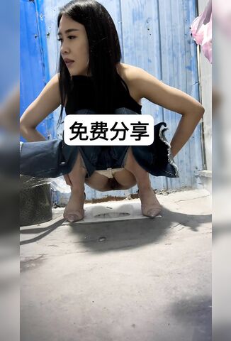 农村简易卫生间 偷拍两美女闺蜜一起来嘘嘘.