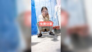 农村简易卫生间 微毛粉穴小嫩妹拖着下巴近距离特写粉穴