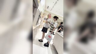 JK制服精神小妹和闺蜜逛街。短裙白色内内低角度CD.