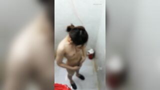 冒死爬气窗偷拍邻居家的少妇洗澡 最后被她发现了赶紧跑