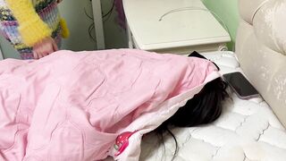 【12月稀缺重磅】，另类剧情，芳草冰恋系列【出租房】变态赌徒掐死女友，又把女房东做掉，扒光处理，对话搞笑