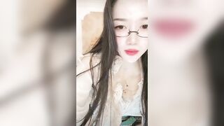 -稀有玩法，穿着牛仔裤户外喷尿 直播间上演喷泉，为什么她这么浪还这么多淫水！表面女神私下是喷水小淫娃