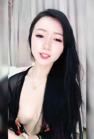 学舞蹈骚骚美妞瓶子暴插嫩穴 ，吊带丝袜睡衣乳夹 ，高跟鞋地上瓶子骑坐 ，毛毛浓密确实骚 ，扭动美臀从下往上视角