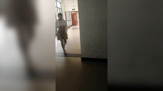 大学校园尾随黄裙肉丝微胖小美女 光滑的唇壁磨起来肯定会很舒服