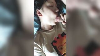 清纯学生美眉 我下面湿的不成样子了 那我操你 嗯嗯 只能摸一摸 吃个鸡都吃成小脸绯红 眼睛迷离 还不给操