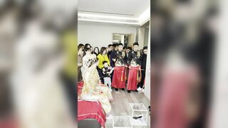 【极品稀缺 新娘伴娘】情趣婚纱孕拍哺乳私密照+婚礼闹洞房+恶整新郎新娘结婚典礼 女人最美的一刻 高清720P版 (13)