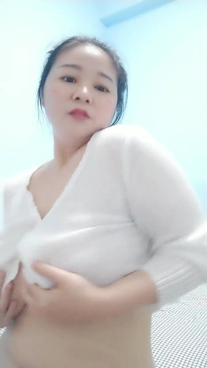 气质丰满身材的熟女美少妇，全裸自慰掰穴，露脸口交多姿势无套啪啪